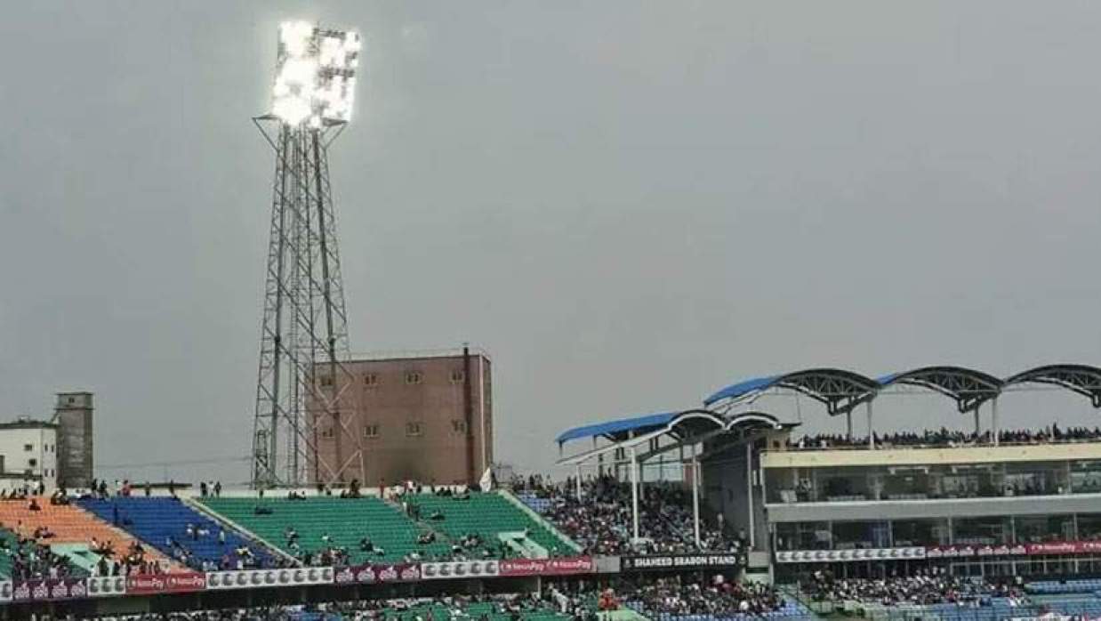 আলোকস্বল্পতায় খেলা বন্ধ