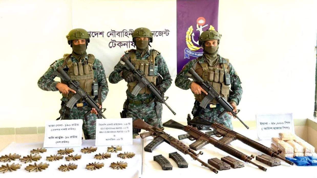 নৌবাহিনীর সাঁড়াশি অভিযানে বিদেশি আগ্নেয়াস্ত্র, বিপুল গোলাবারুদ জব্দ