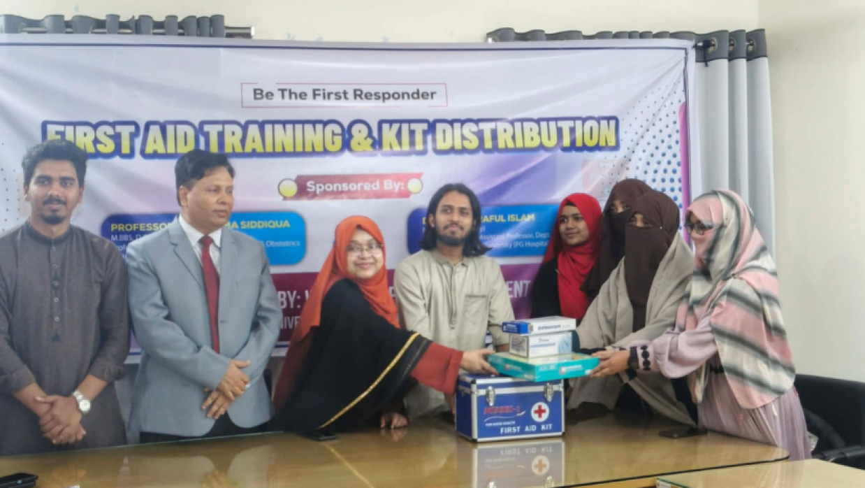 ফার্স্ট এইড বক্স বিতরণ