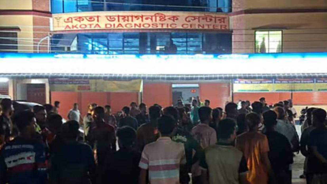 হাসপাতালের সামনে বিক্ষুব্ধ জনতার অবস্থান 