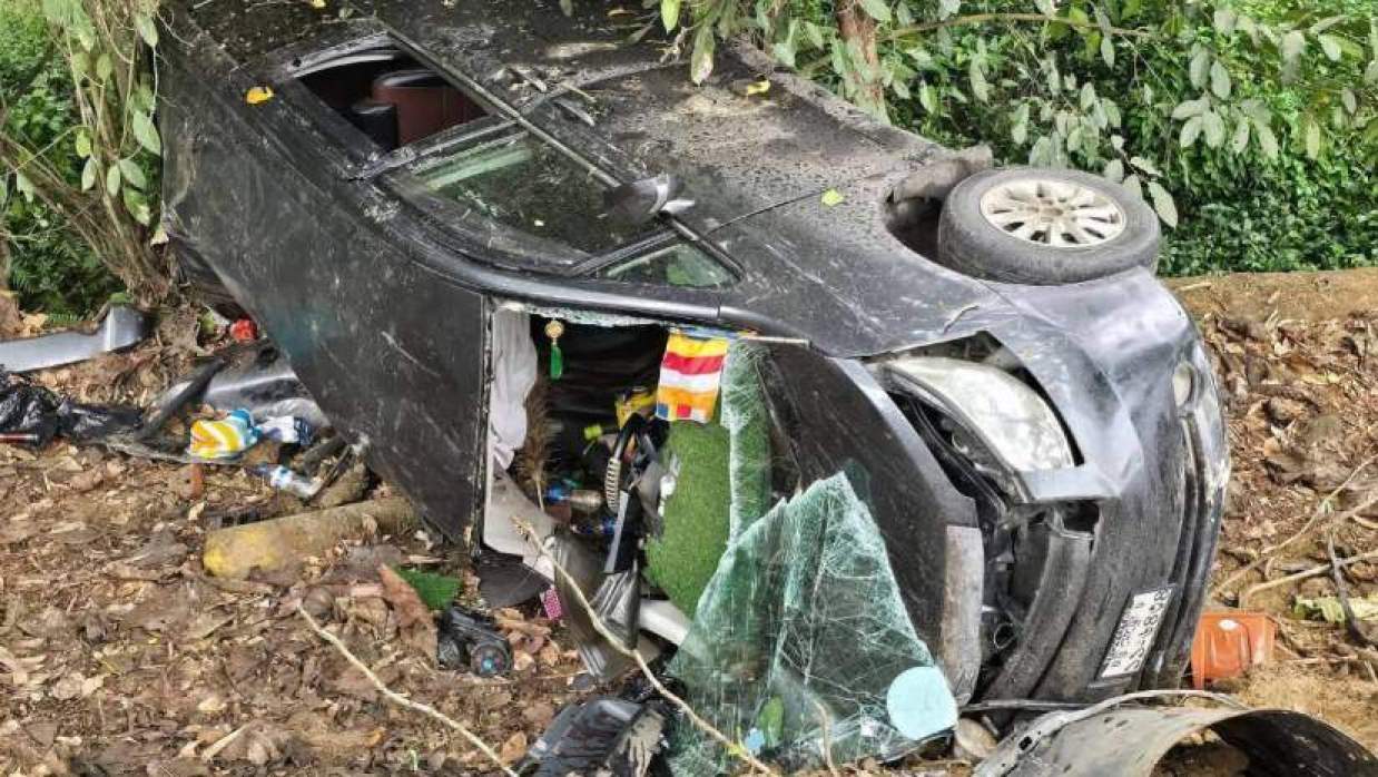 নিয়ন্ত্রণ হারিয়ে গাছের সঙ্গে ধাক্কা লেগে খাদে পড়ে দুমড়ে-মুচড়ে যাওয়া মাইক্রোবাস