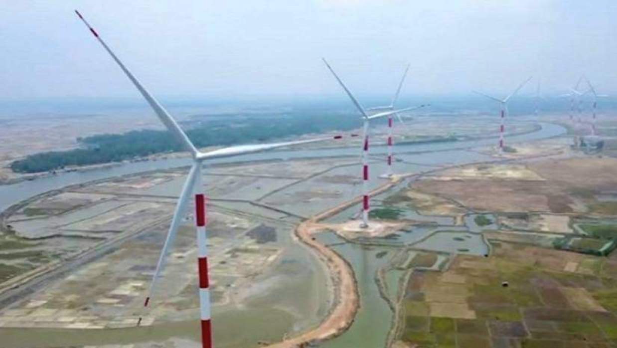 কক্সবাজার সদর উপজেলার খুরুশকুল ও চৌফলদণ্ডী ইউনিয়নের উপকূলীয় এলাকায় গড়ে উঠেছে বায়ুবিদ্যুৎকেন্দ্র