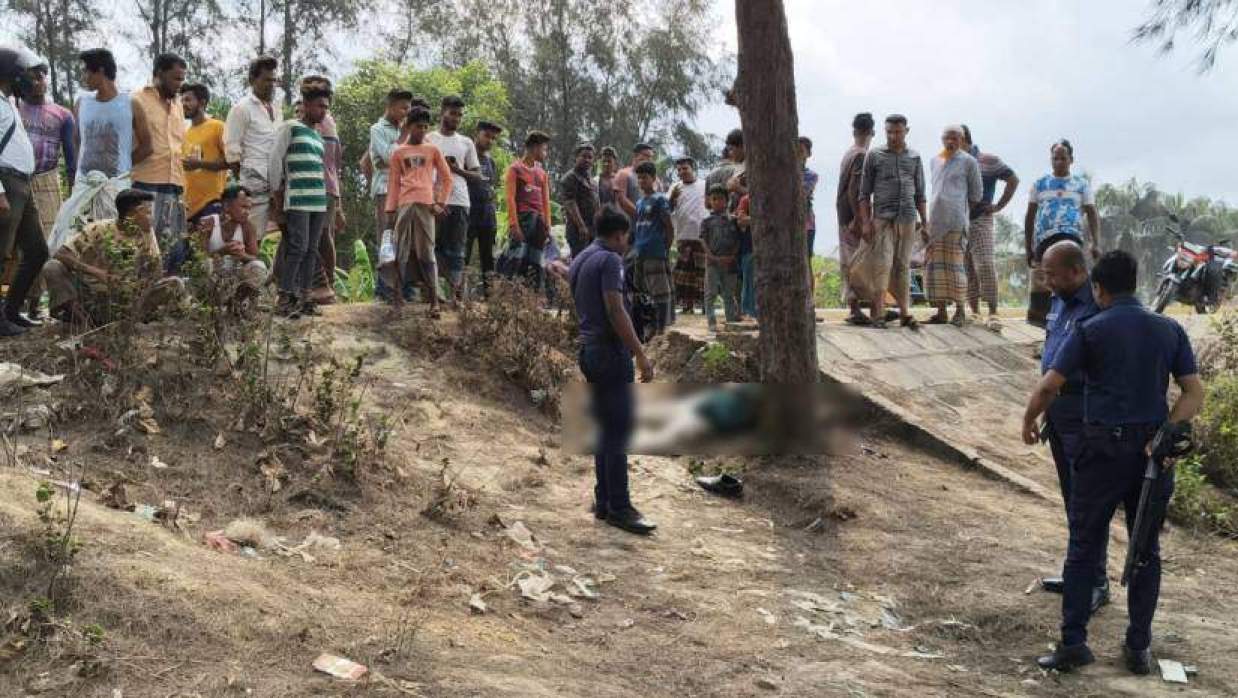 দুর্ঘটনাস্থলে পুলিশ ও স্থানীয় লোকজন