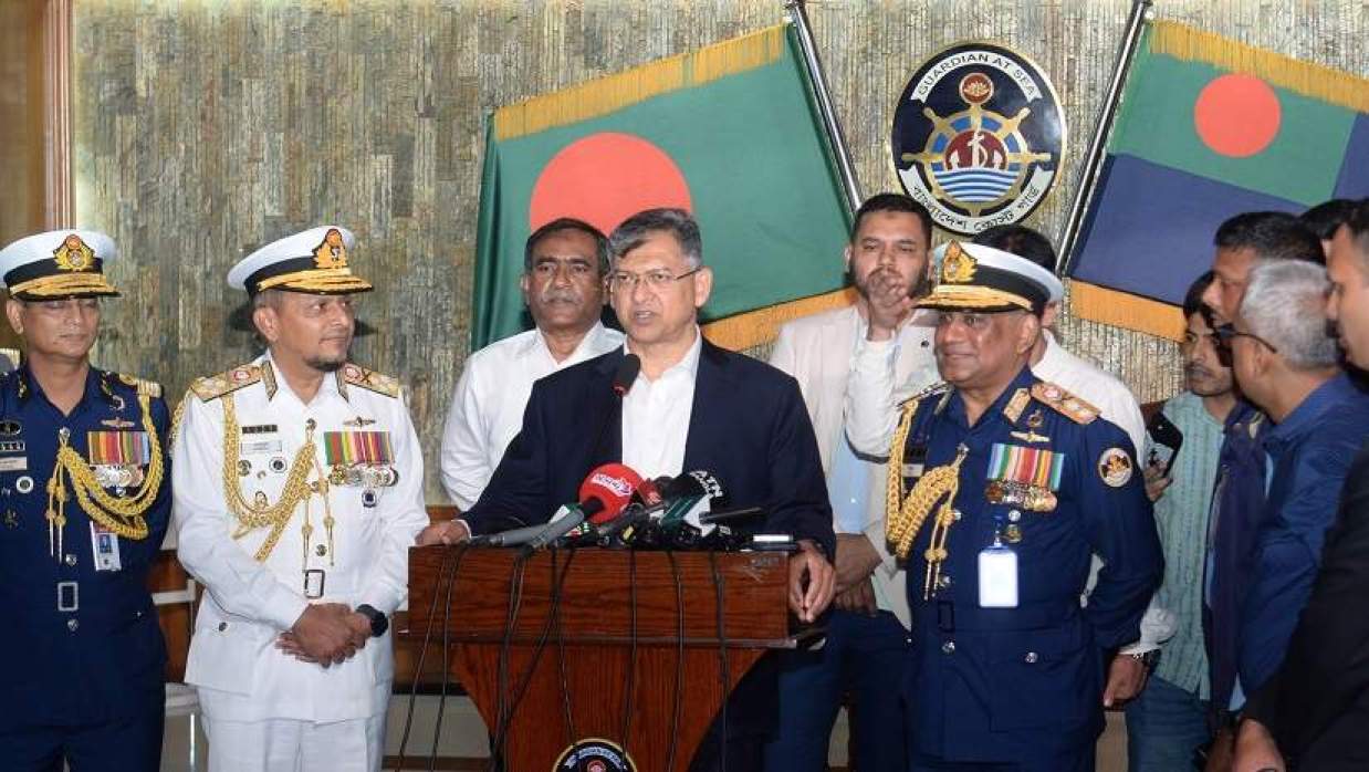 সাংবাদিকদের সঙ্গে কথা বলছেন স্বরাষ্ট্রমন্ত্রী সালাহউদ্দিন আহমদ