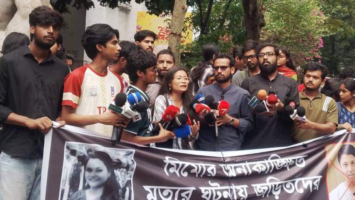 অপরাজেয় বাংলা ভাস্কর্যের পাদদেশে মানববন্ধনে মুনিরা মাহজাবিন মিমোর সহপাঠীরা