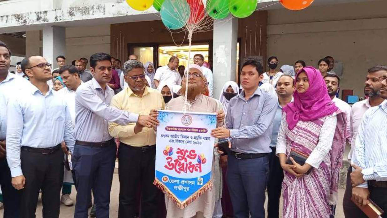 বেলুন উড়িয়ে মেলার উদ্বোধন করেন জেলা প্রশাসক এস এম মেহেদী হাসান