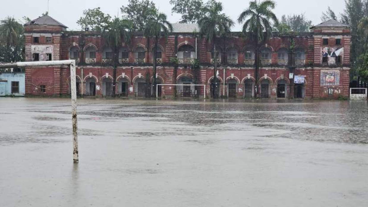 ভারী বৃষ্টিতে ডুবে গেছে ফেনী সরকারি কলেজের মাঠ