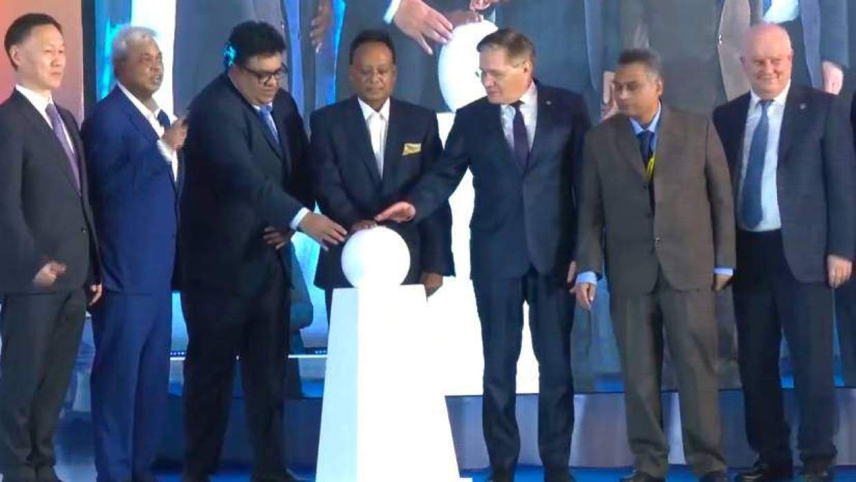 রূপপুর পারমাণবিক বিদ্যুৎকেন্দ্রে জ্বালানি লোডিং উদ্বোধন করছেন অতিথিরা। মঙ্গলবার বিকেলে পাবনার রূপপুর প্রকল্প এলাকায়