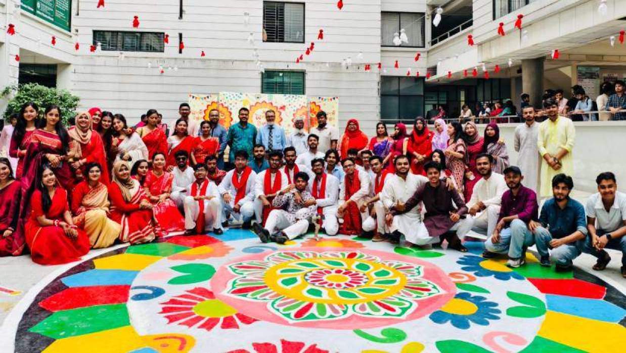আলপনার রঙে ক্যাম্পাস রঙিন হয়ে ওঠে