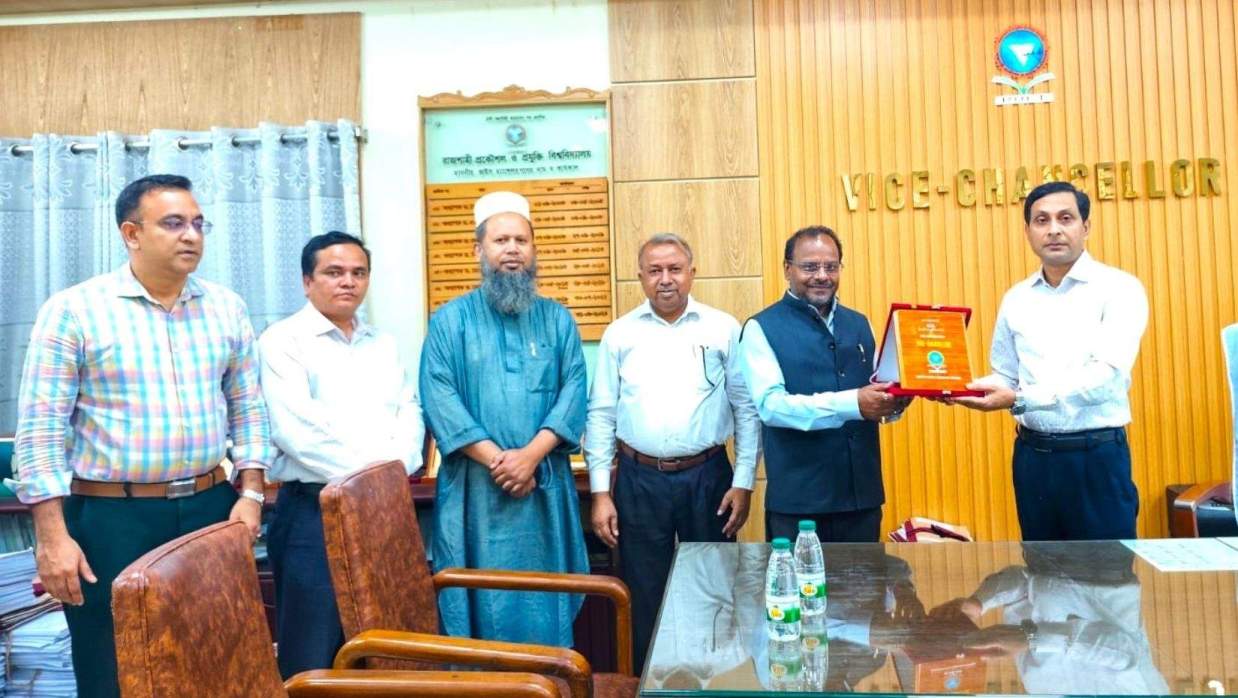 সহকারী হাইকমিশনার মনোজ কুমারের হাতে সম্মাননা ক্রেস্ট তুলে দেন উপাচার্য অধ্যাপক ড. এস এম আব্দুর রাজ্জাক