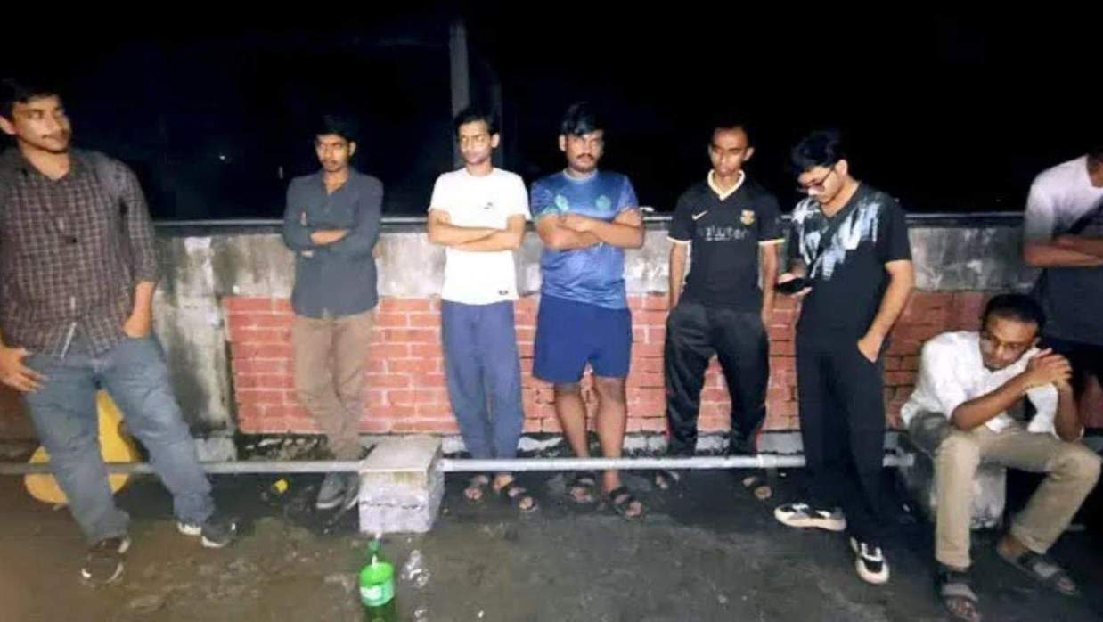 মাদক সেবন করতে গেলে জাবি ছাত্রদলের আহ্বায়ক কমিটির সদস্য মো. জাবেরসহ অন্তত ১৫ জন শিক্ষার্থীকে হাতেনাতে আটক করেন আবাসিক শিক্ষার্থী,