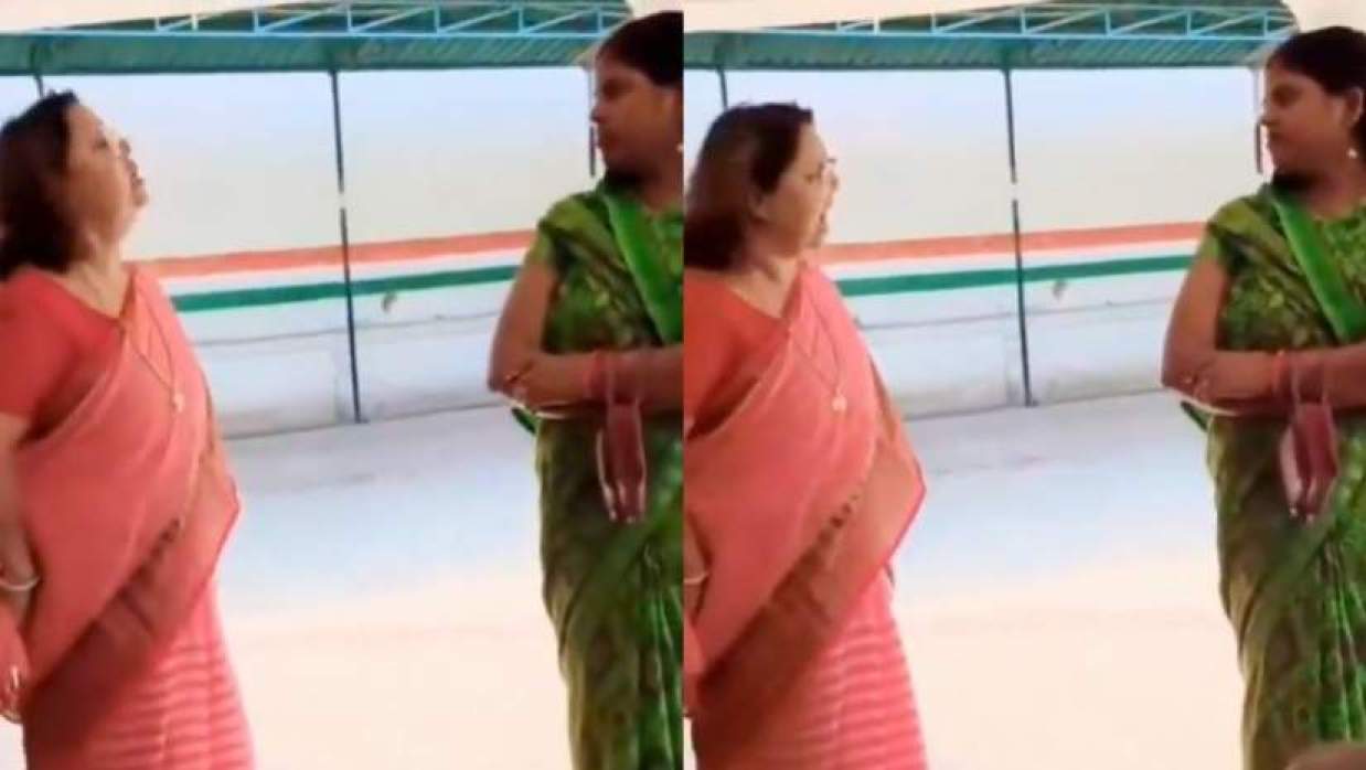 অভিভাবকদের বকাঝকা করছেন অধ্যক্ষ মমতা মিশ্র