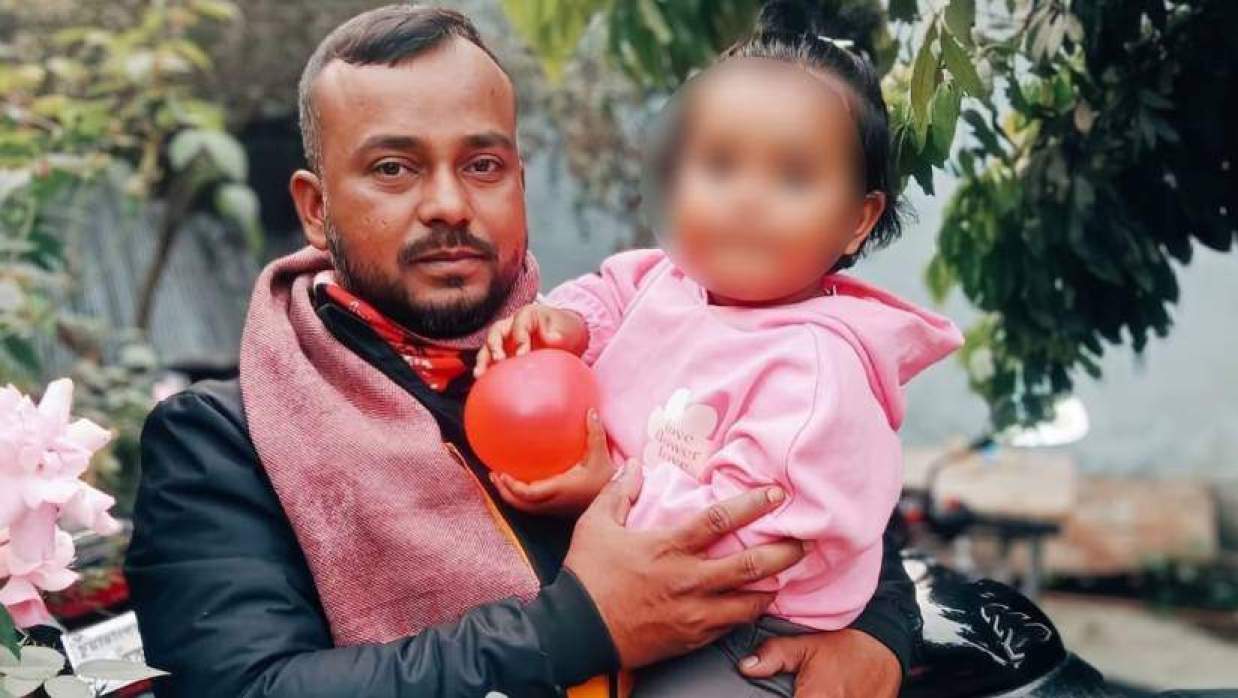 বাবা সুমন মন্ডলের কোলে সাফিয়া