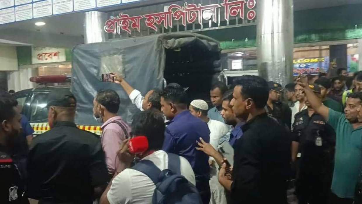 প্রাইম হাসপাতালের সামনে আইনশৃঙ্খলা বাহিনীর সদস্য ও স্থানীয় লোকজনের ভিড়