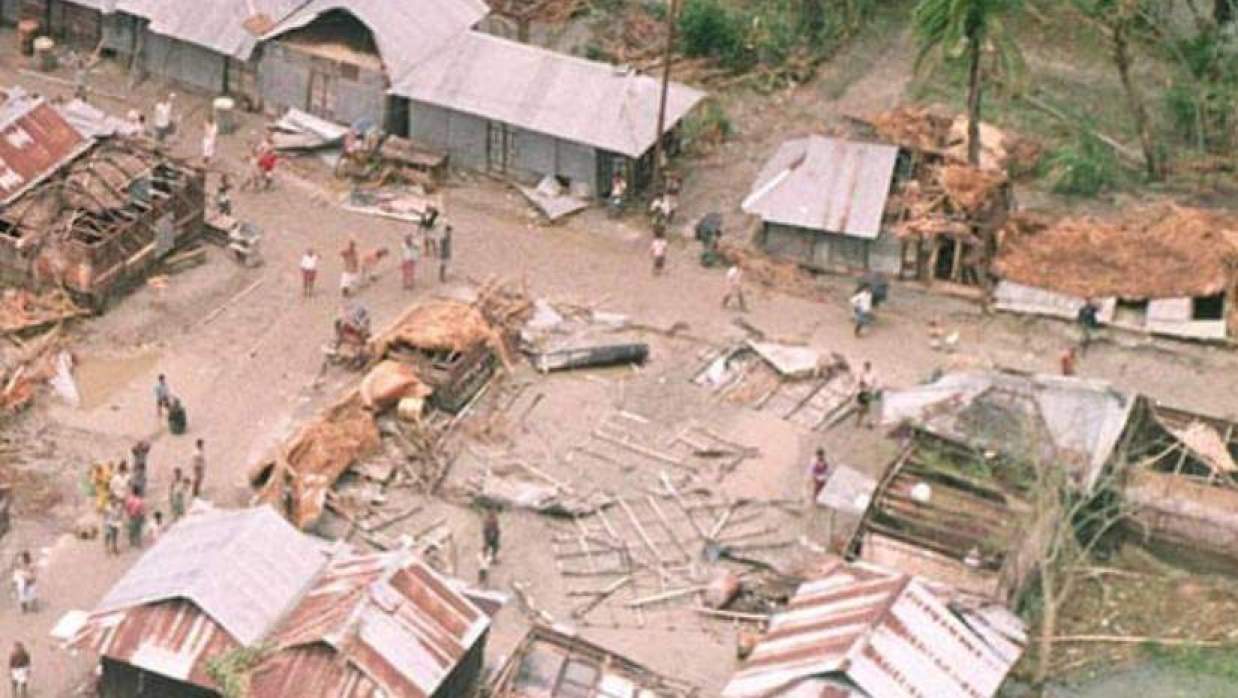 ঘূর্ণিঝড় ও জলোচ্ছ্বাসে উপকূলের বিধ্বস্ত ঘরবাড়ি