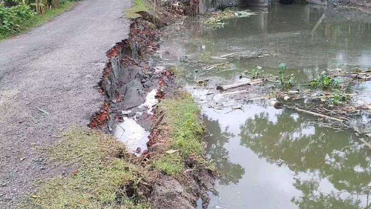 খালের পাড়ঘেঁষা সড়কের একাংশ ধসে পড়েছে