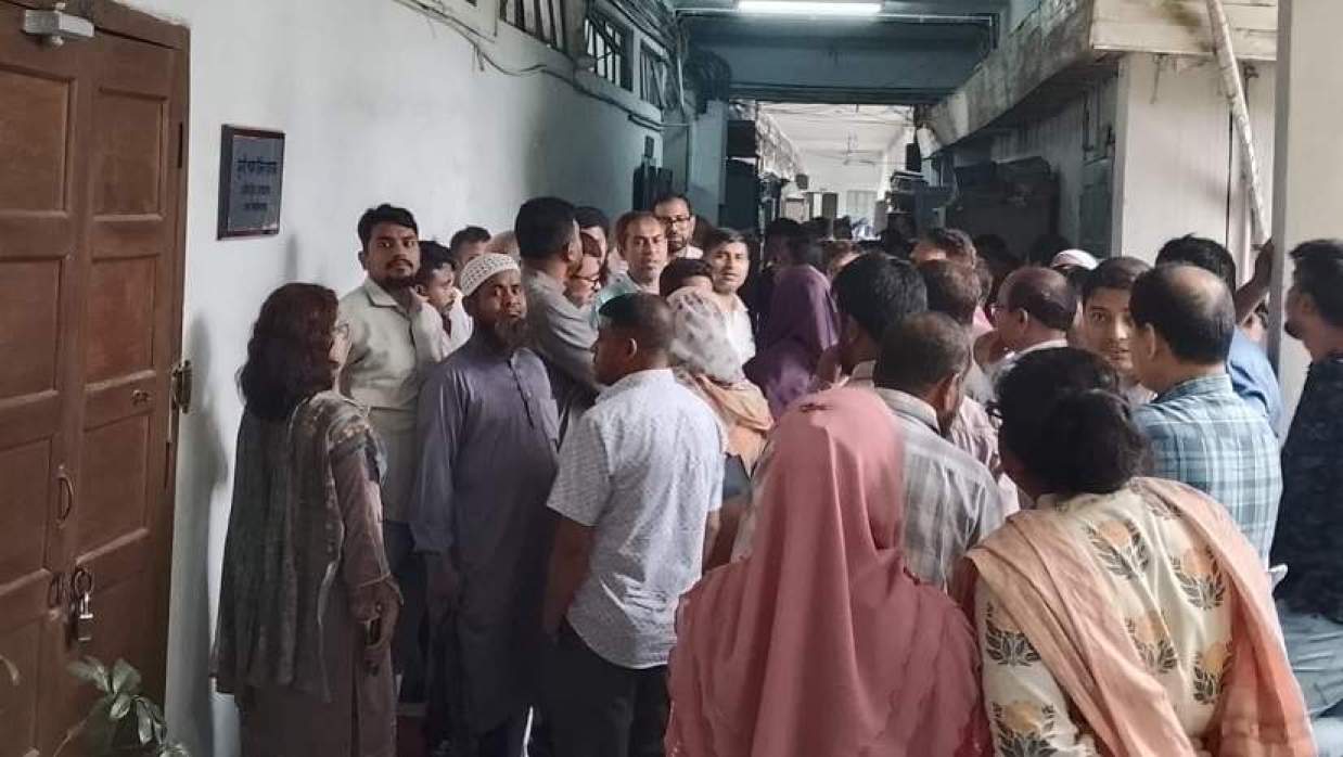 ঢাবির রেজিস্ট্রারকে অবরুদ্ধ করে আন্দোলন করছেন কর্মকর্তা-কর্মচারীরা