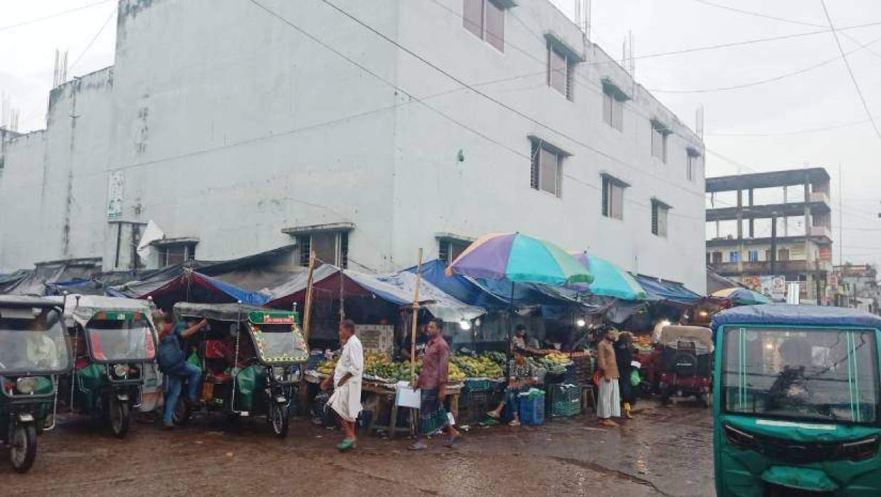 ফিশ মার্কেটটি খুলে না দেওয়ায় মাছ ও ফল ব্যবসায়ীরা সড়কে দোকানপাট বসান