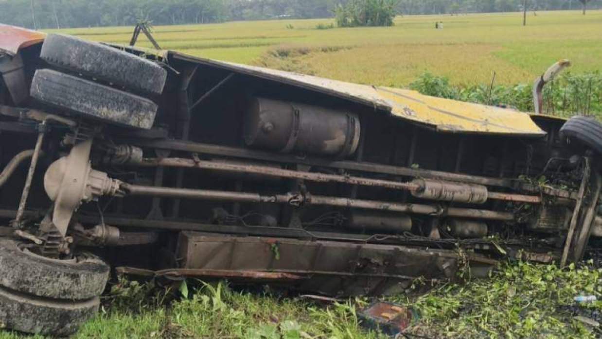 নিয়ন্ত্রণ হারিয়ে রাস্তার পাশের খাদে পড়ে যাওয়া যাত্রীবাস
