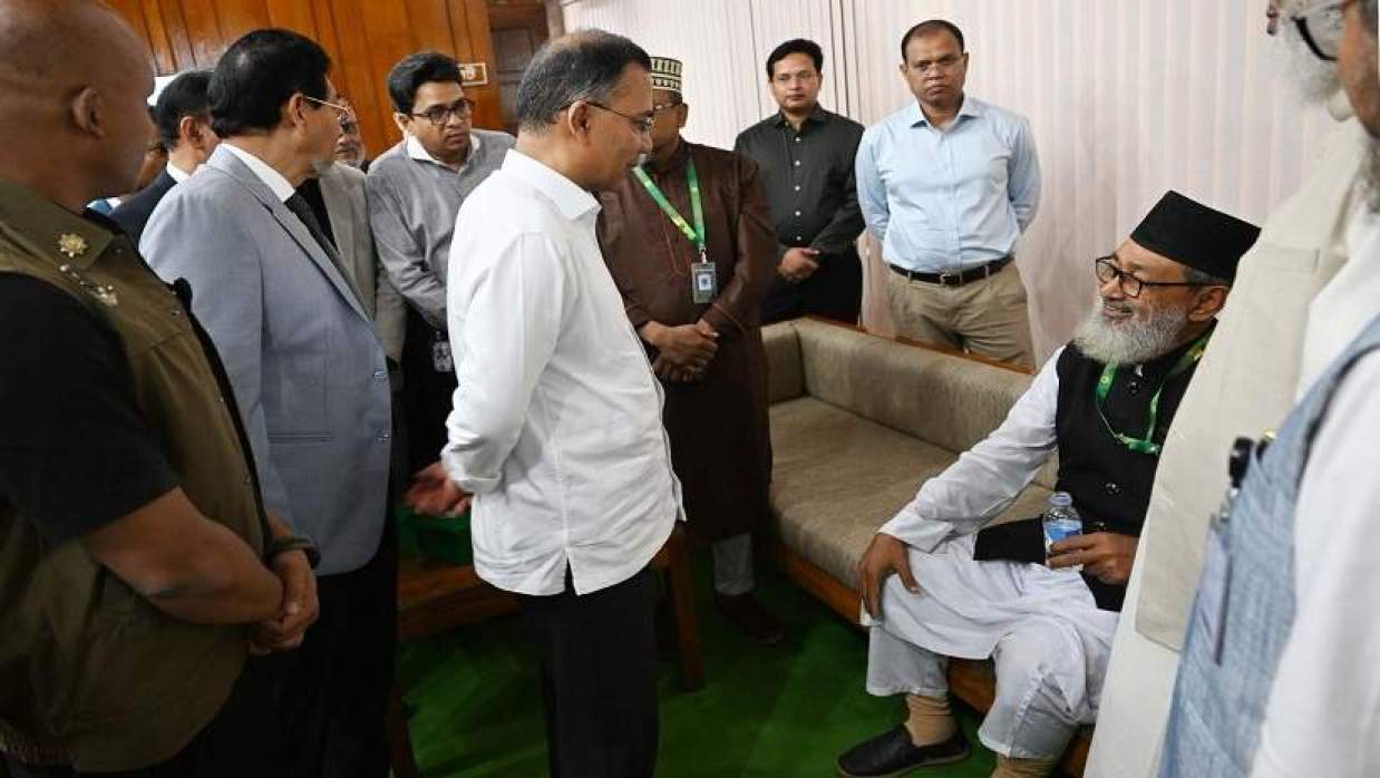 সংসদে অসুস্থ জামায়াতে ইসলামীর এমপি হাফেজ রবিউল বাশারকে দেখতে যান প্রধানমন্ত্রী তারেক রহমান