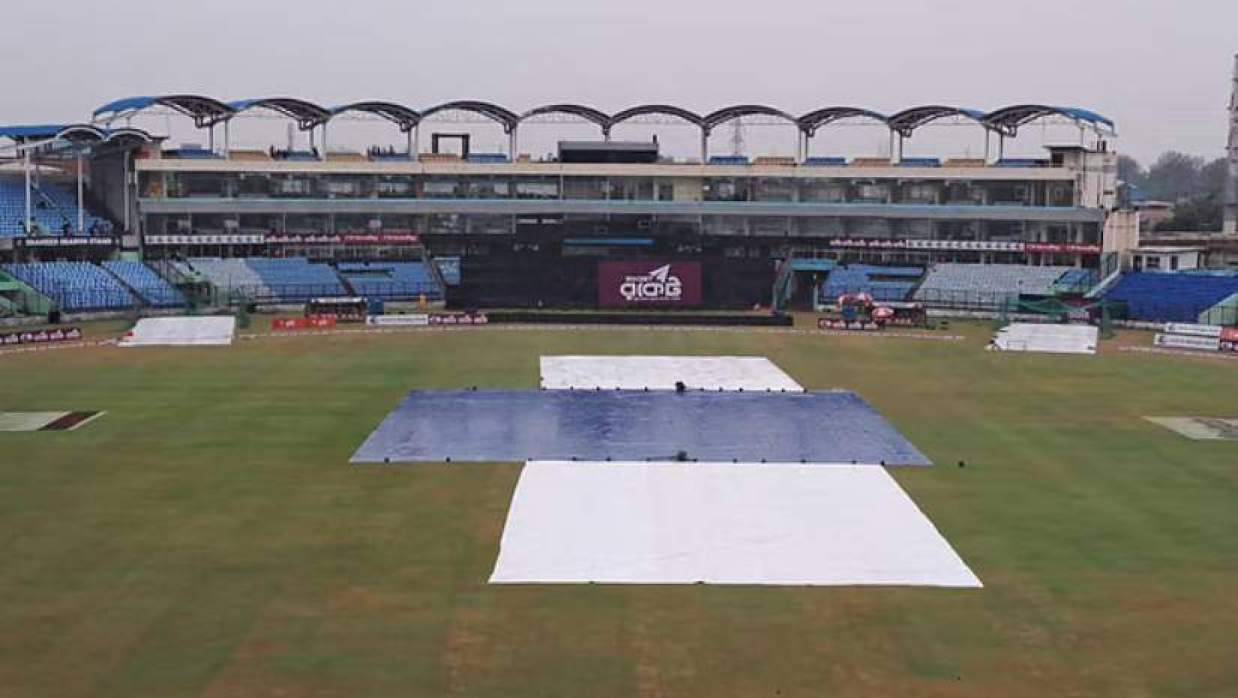 কাভারে ঢাকা পিচ