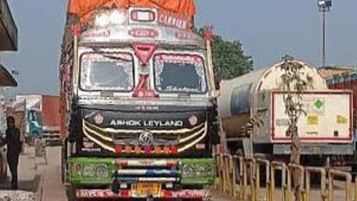 ওজন স্কেলে পরিমাপ করা হচ্ছে মালামালসহ ভারতীয় ট্রাকের ওজন