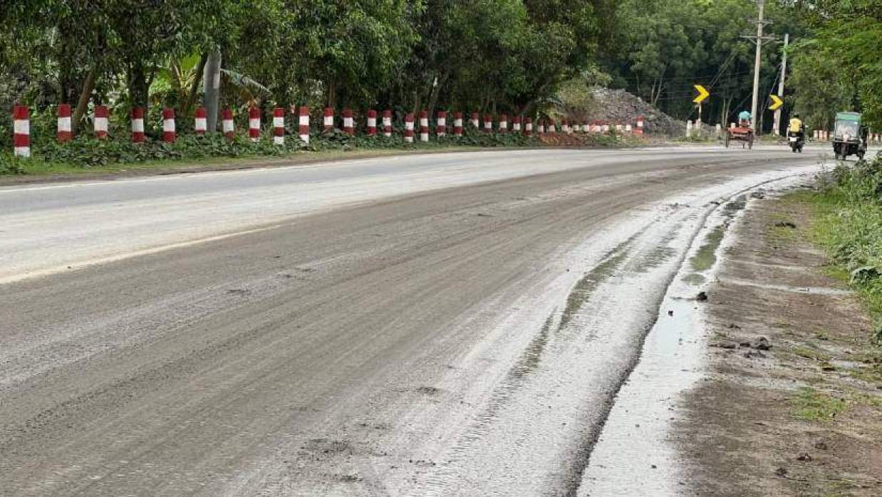 রাজবাড়ী-কুষ্টিয়া আঞ্চলিক মহাসড়কের কালুখালী উপজেলার মোহানপুর ইটভাটা-সংলগ্ন এলাকা যেন হয়ে উঠেছে মরণফাঁদ