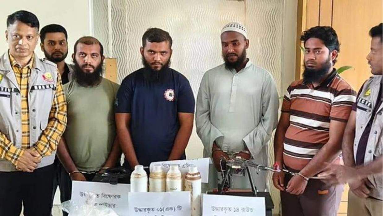 বিস্ফোরক ও আগ্নেয়াস্ত্রসহ চারজন গ্রেপ্তার