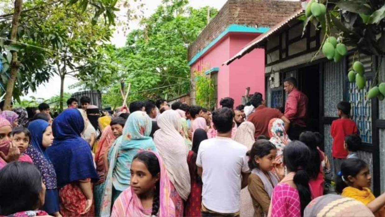 নিহতের বাড়ীতে শোক