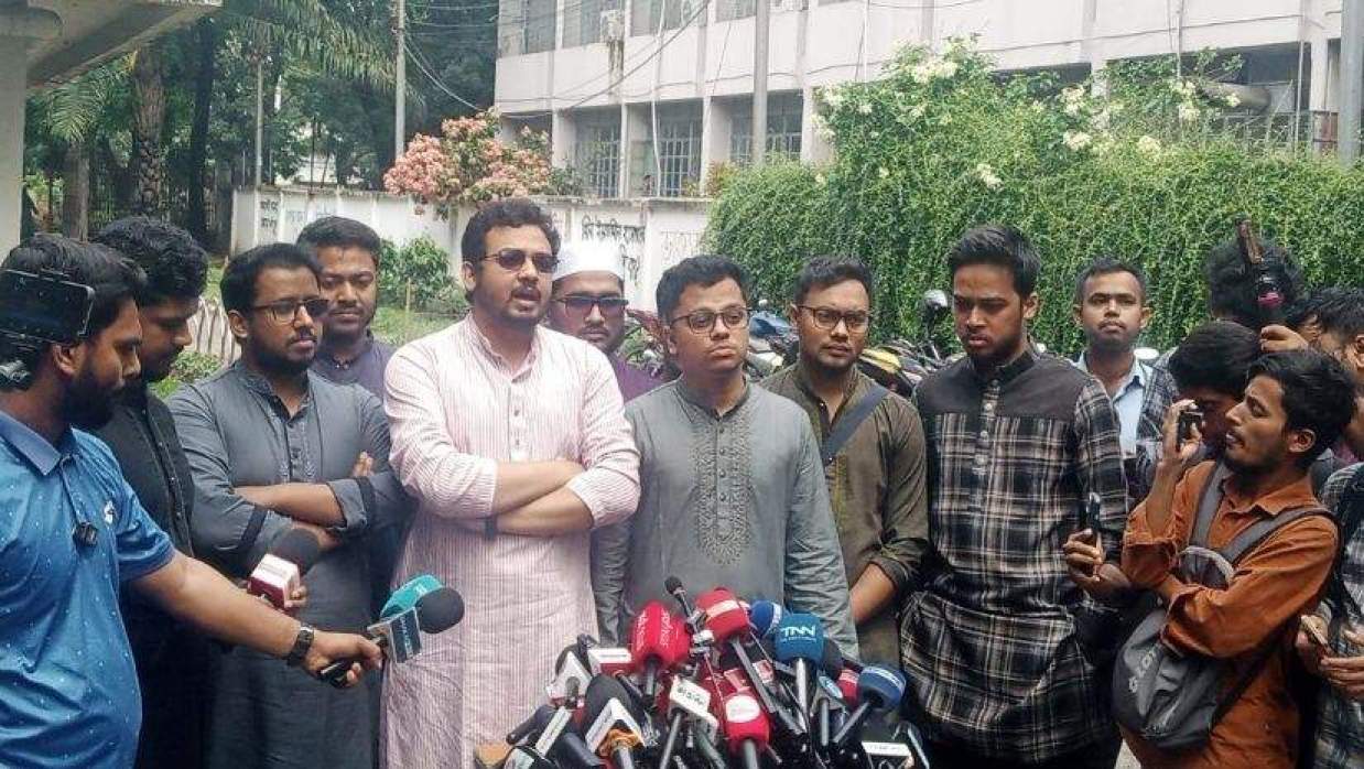 ঢাবির রেজিস্ট্রার ভবনের সামনে সাংবাদিকদের সঙ্গে কথা বলছেন ডাকসু নেতারা