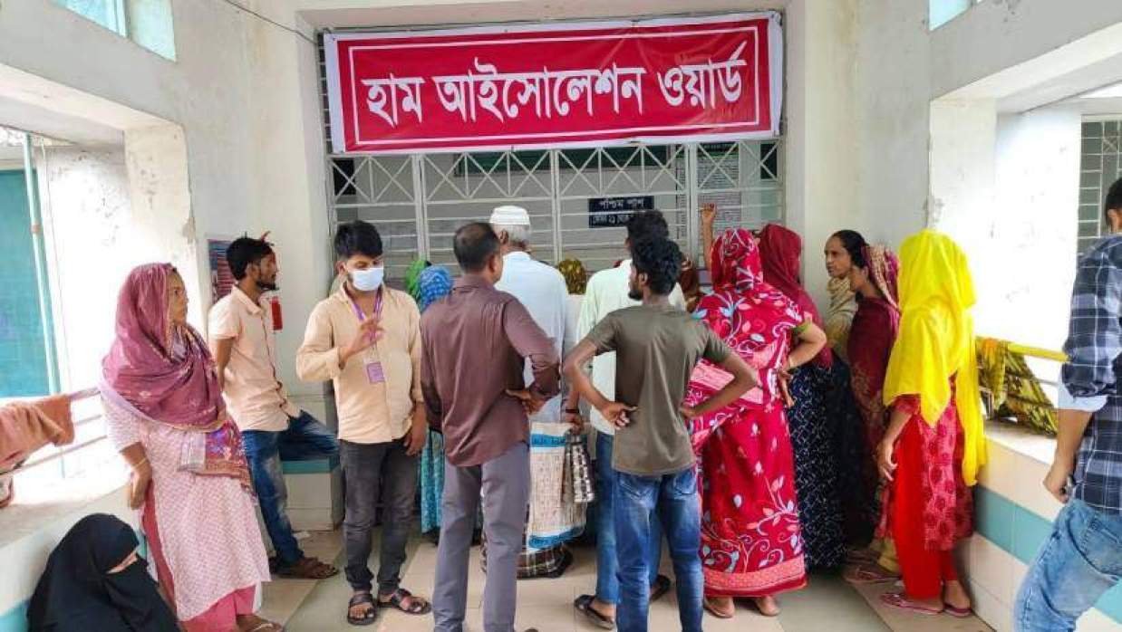 ময়মনসিংহ মেডিকেল কলেজ হাসপাতালে হাম আইসোলেশন ওয়ার্ডের সামনে রোগীর স্বজনেরা