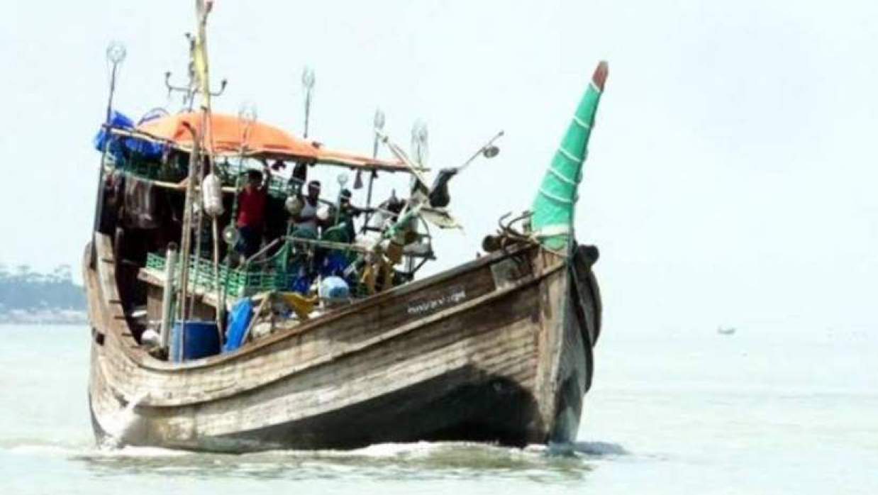 সাগরে মাছ ধারার নৌকা