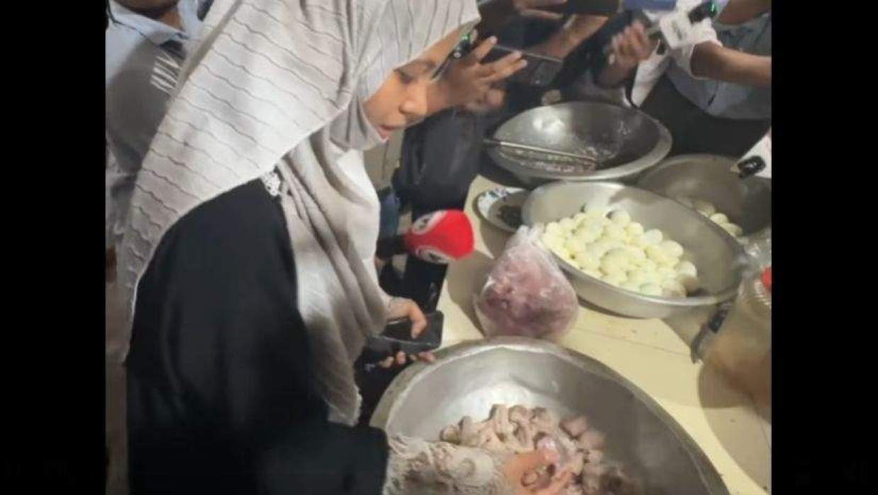 ডাকসু ভবনের ক্যাফেটেরিয়ায় রান্না হচ্ছিল পচা মাংস, হাতেনাতে ধরলেন জুমারা