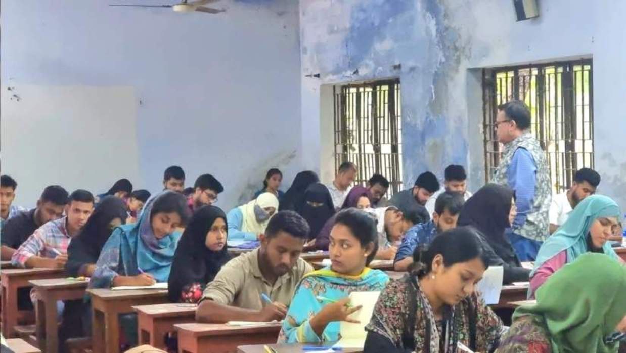 পরীক্ষা কেন্দ্রে জাতীয় বিশ্ববিদ্যালয় উপাচার্য প্রফেসর ড. এ এস এম আমানুল্লা