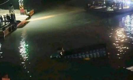 ফেরিতে উঠতে গিয়ে নদীতে তলিয়ে গেল ট্রাক