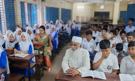 শিক্ষার্থীদের সঙ্গে ক্লাস করছেন সংসদ সদস্য