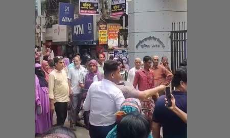 এক এসএসসি পরীক্ষার্থীকে কেন্দ্রে পৌঁছে দিলেন পুলিশ সদস্য