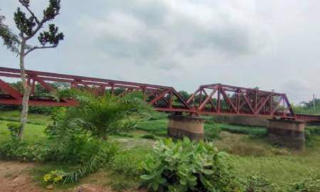 ট্রেনের ছাদে ভ্রমণের সময় গার্ডারে ধাক্কা লেগে যুবকের মৃত্যু