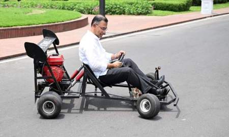 গো-কার্ট চালিয়ে তরুণ উদ্যোক্তাকে উৎসাহ দিলেন প্রধানমন্ত্রী