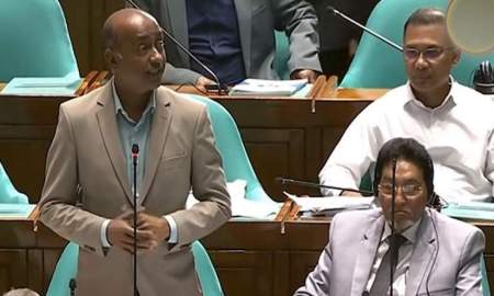 যে কারণে নিজের আসনে না গিয়ে পেছনে বসলেন প্রধানমন্ত্রী