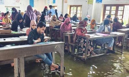 কলেজে হাঁটুপানি, এবার পা তুলে দিলেন অনার্সের ফাইনাল পরীক্ষা