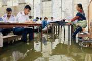 পরীক্ষার হলে অথৈ পানি, বেঞ্চে পা তুলে লিখলেন এসএসসি পরীক্ষা…