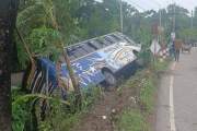 নিয়ন্ত্রণ হারিয়ে যাত্রীবাহী বাস খাদে, আহত ২০
