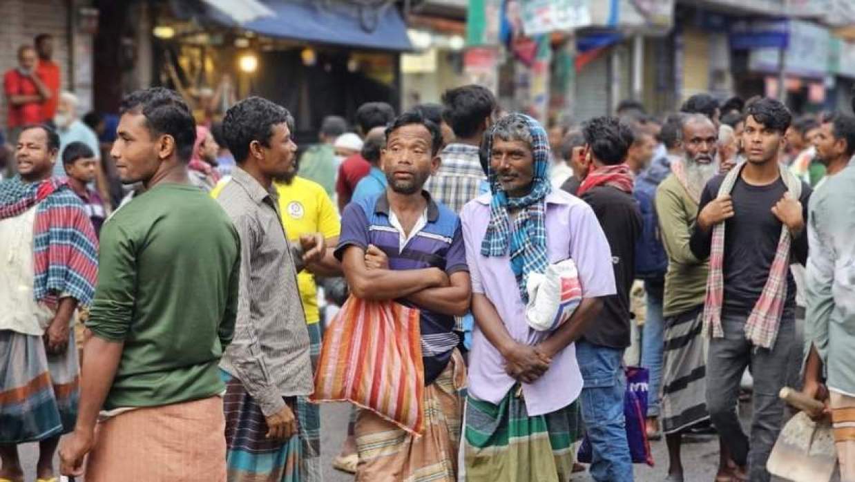 কাজের খোঁজে শ্রমিকেরা 