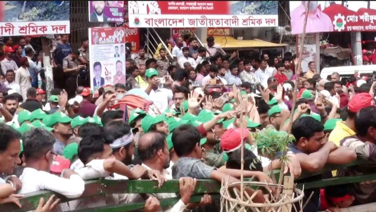 দলে দলে শ্রমিক ও নেতাকর্মী আসতে শুরু করেছে