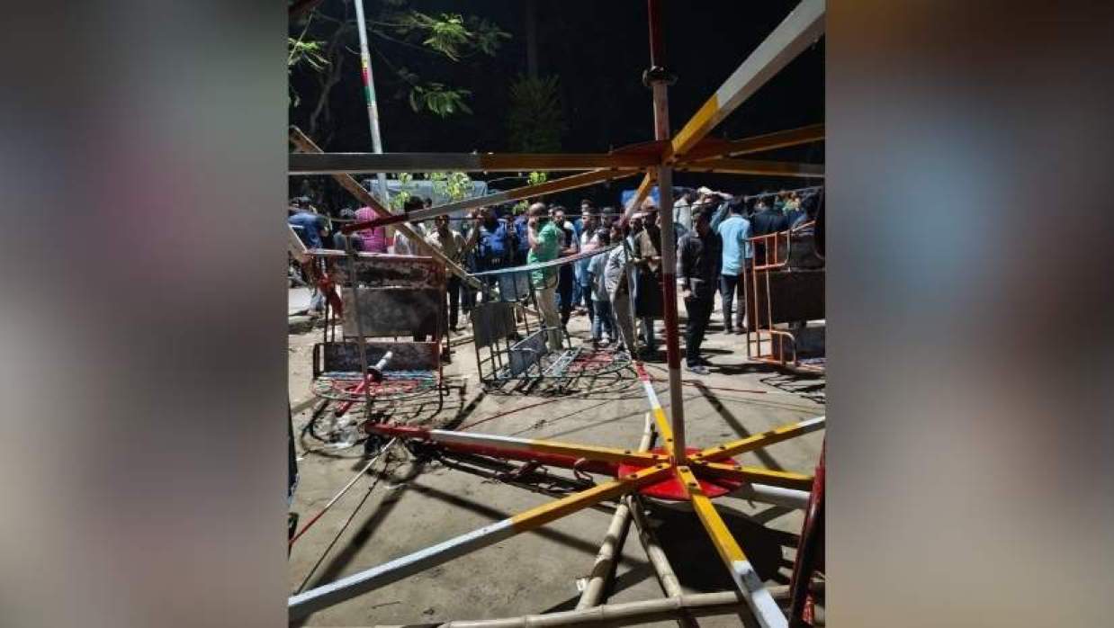 ময়মনসিংহে জয়নুল আবেদিন পার্কে ভেঙে পড়ে থাকা নাগরদোলা
