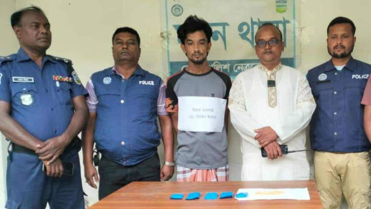 আটক রবিউল ইসলাম (মাঝখানে)