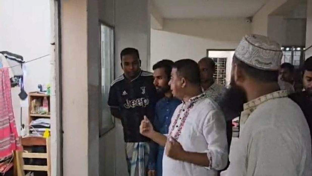 হল ছাড়ার নির্দেশনা বাস্তবায়নে অভিযানে কলেজ প্রশাসন