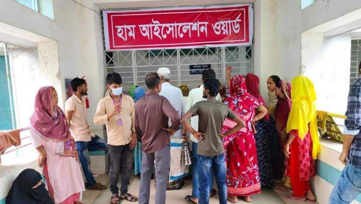 ময়মনসিংহ মেডিকেল কলেজ হাসপাতালে আইসোলেশন ওয়ার্ডের সামনে রোগীর স্বজনরা