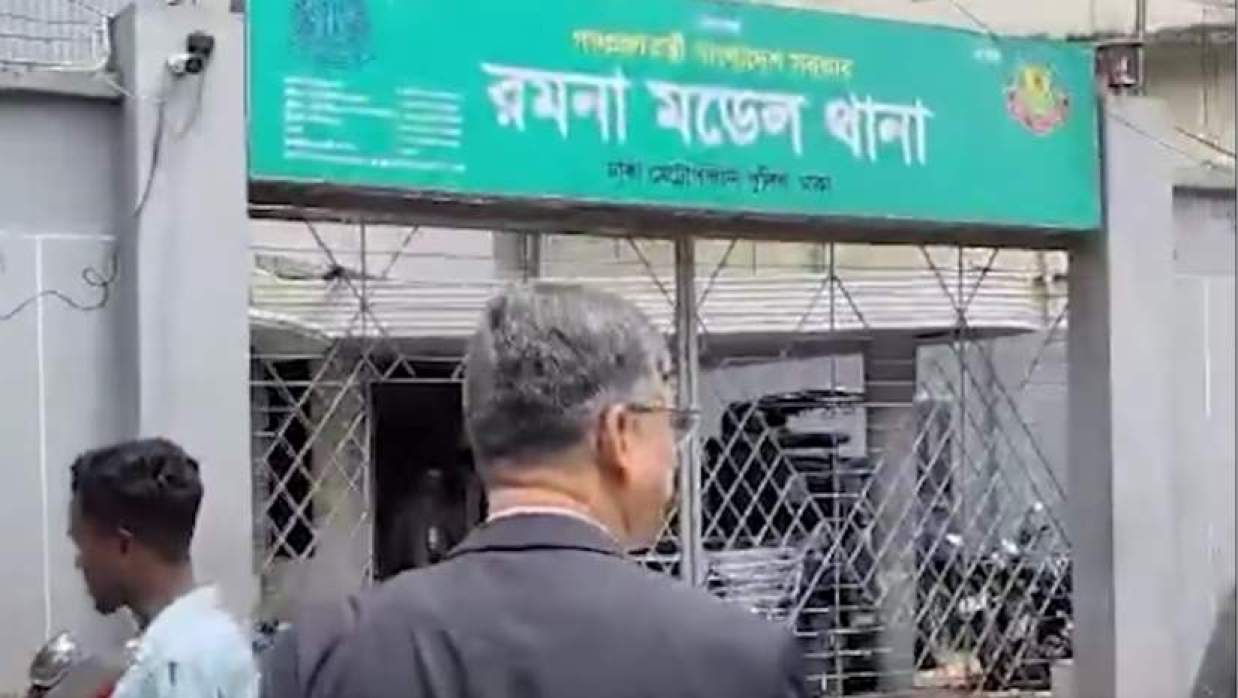 হঠাৎ রমনা থানায় স্বরাষ্ট্রমন্ত্রী